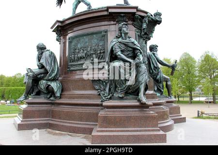 Skulpturendetails am Sockel der Bronzestatue Friedrich Franz II., Großherzog Mecklenburg-Schwerin, Schwerin Stockfoto