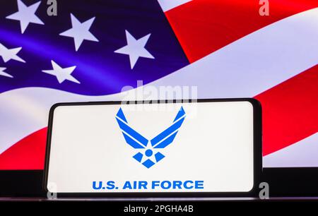 Brasilien. 22. März 2023. In dieser Fotoabbildung wird das Logo der United States Air Force (USAF) auf einem Smartphone-Bildschirm angezeigt, die Flagge der Vereinigten Staaten von Amerika im Hintergrund. Kredit: SOPA Images Limited/Alamy Live News Stockfoto