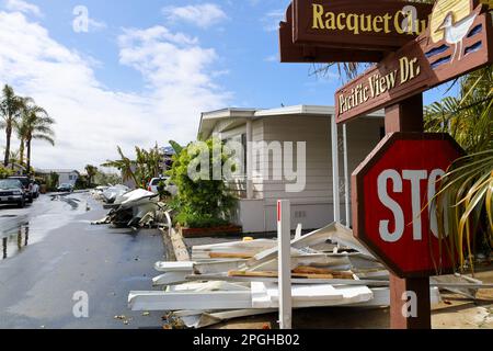 Carpinteria, Kalifornien, USA. 22. März 2023. Am Dienstag, den 21. März 2023 um 6:00pm, schwirrte ein verrückter Tornado durch den Sandpiper Mobile Home Park in Carpinteria, Kalifornien. Tornados sind sehr ungewöhnlich an der Küste und geschahen während des atmosphärischen Flussturms, der bereits Bewohner des Santa Barbara County in höchster Alarmbereitschaft hatte. Der Wirbelwind riss Dächer ab, zerstörte Autohäfen und verletzte mindestens eine Person. Kredit: ZUMA Press, Inc./Alamy Live News Stockfoto