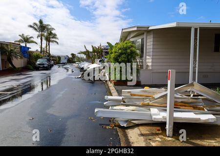 Carpinteria, Kalifornien, USA. 22. März 2023. Am Dienstag, den 21. März 2023 um 6:00pm, schwirrte ein verrückter Tornado durch den Sandpiper Mobile Home Park in Carpinteria, Kalifornien. Tornados sind sehr ungewöhnlich an der Küste und geschahen während des atmosphärischen Flussturms, der bereits Bewohner des Santa Barbara County in höchster Alarmbereitschaft hatte. Der Wirbelwind riss Dächer ab, zerstörte Autohäfen und verletzte mindestens eine Person. Kredit: ZUMA Press, Inc./Alamy Live News Stockfoto