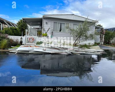 Carpinteria, Kalifornien, USA. 22. März 2023. Ein verrückter Tornado schwirrte am Dienstag um 6:00pm durch den Sandpiper Mobile Home Park in Carpinteria. Tornados sind an der Pazifikküste sehr ungewöhnlich und geschahen während des atmosphärischen Flussturms, der bereits Bewohner des Santa Barbara County in höchster Alarmbereitschaft hatte. Der Wirbelwind riss Dächer ab, zerstörte Autohäfen und verletzte mindestens eine Person. Kredit: ZUMA Press, Inc./Alamy Live News Stockfoto