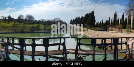 Beziers, Frankreich - 2. März 2023: Panoramablick auf die berühmten Treppenschlösser Fonseranes am Canal du Midi in der Nähe von Beziers Stockfoto