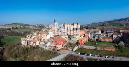 Costiglione d'Asti, Italien - 12. März 2023: Panoramablick auf das malerische Dorf Costigliole d'Asti im Piemont Stockfoto