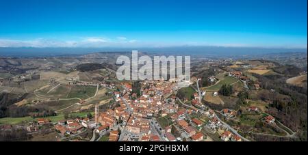 Montforte d'Alba, Italien: 10. März 2023: Panoramablick auf das malerische Dorf Montforte d'Alba in der Weinregion Barolo des italienischen Piemons Stockfoto