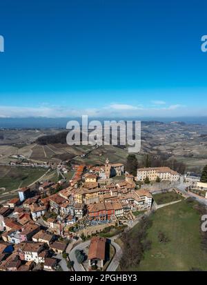 Montforte d'Alba, Italien: 10. März 2023: Vertikaler Blick auf das malerische Dorf Montforte d'Alba in der Weinregion Barolo des italienischen Piemons Stockfoto