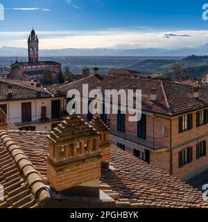 Montforte d'Alba, Italien: 10. März 2023: Dächer und Kirche im italienischen Piemont-Dorf Montforte d'Alba Stockfoto