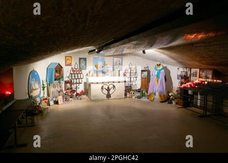 Saintes-Maries-de-la-Mer, Frankreich - 4. März 2023: Nahaufnahme der Heiligen Sarah in der Krypta der Kirche Saintes Maries de la Mer Stockfoto