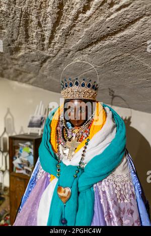 Saintes-Maries-de-la-Mer, Frankreich - 4. März 2023: Nahaufnahme der Heiligen Sarah in der Krypta der Kirche Saintes Maries de la Mer Stockfoto