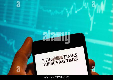 China. 15. Februar 2023. In dieser Fotoabbildung, der britischen Sonntagszeitung, wird das Logo der Sunday Times auf einem Smartphone mit einer Grafik des Börsenindex im Hintergrund angezeigt. (Kreditbild: © Budrul Chukrut/SOPA Images via ZUMA Press Wire) NUR REDAKTIONELLE VERWENDUNG! Nicht für den kommerziellen GEBRAUCH! Stockfoto