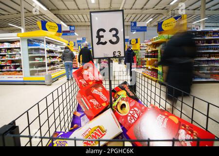 Manchester, Großbritannien. 22. März 2023. Käufer besuchen einen Supermarkt in Manchester, Großbritannien, 22. März 2023. Der Verbraucherpreisindex (VPI) des Vereinigten Königreichs stieg von 10,1 Prozent im Januar auf 10,4 Prozent in den 12 Monaten bis Februar 2023, so das Amt für nationale Statistik (ONS) am Mittwoch. Kredit: Jon Super/Xinhua/Alamy Live News Stockfoto