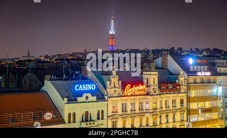 Prag, Tschechische Republik - Historische Gebäude bei Nacht mit Zizkov Fernsehturm im Hintergrund Stockfoto