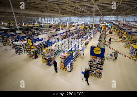 Manchester, Großbritannien. 22. März 2023. Käufer besuchen einen Supermarkt in Manchester, Großbritannien, 22. März 2023. Der Verbraucherpreisindex (VPI) des Vereinigten Königreichs stieg von 10,1 Prozent im Januar auf 10,4 Prozent in den 12 Monaten bis Februar 2023, so das Amt für nationale Statistik (ONS) am Mittwoch. Kredit: Jon Super/Xinhua/Alamy Live News Stockfoto