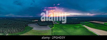 Ein Panoramablick auf eine malerische ländliche Landschaft mit atemberaubendem Sonnenuntergang. Stockfoto