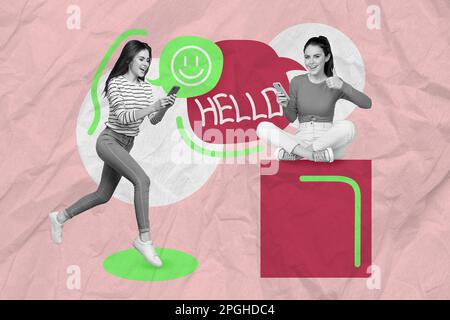 Kreatives Collage-Bild von zwei schwarz-weißen Gamma-Personen zeigen Daumen hoch mit Smartphone-Chats isoliert auf gemaltem Hintergrund Stockfoto