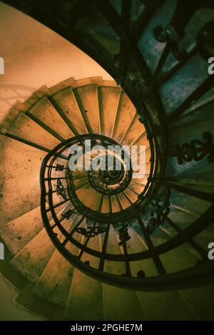 Die Spiraltreppe St. Stephans Basilika. Budapest, Ungarn. Foto im Retro-Stil. Stockfoto