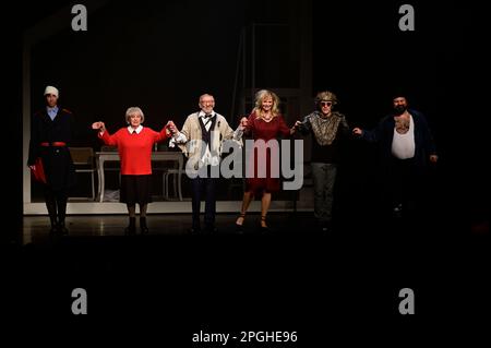 Dieter Hallervorden, Mario Ramos, Georgios Tsivanoglou, Christiane Zander, Dagmar Biener und das Ensemble bei der Premiere des Theatestücks 'Biederman Stockfoto