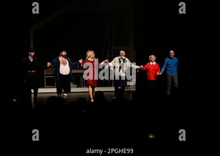 Dieter Hallervorden, Mario Ramos, Georgios Tsivanoglou, Christiane Zander, Dagmar Biener und das Ensemble bei der Premiere des Theatestücks 'Biederman Stockfoto