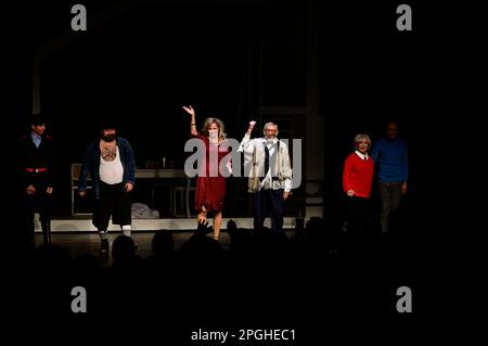 Dieter Hallervorden, Mario Ramos, Georgios Tsivanoglou, Christiane Zander, Dagmar Biener und das Ensemble bei der Premiere des Theatestücks 'Biederman Stockfoto