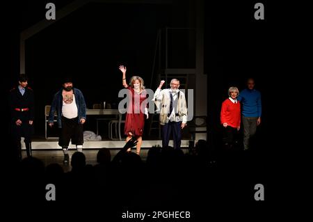 Dieter Hallervorden, Mario Ramos, Georgios Tsivanoglou, Christiane Zander, Dagmar Biener und das Ensemble bei der Premiere des Theatestücks 'Biederman Stockfoto