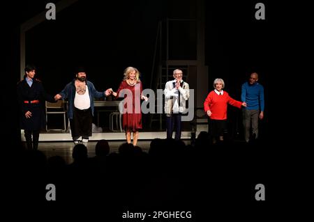 Dieter Hallervorden, Mario Ramos, Georgios Tsivanoglou, Christiane Zander, Dagmar Biener und das Ensemble bei der Premiere des Theatestücks 'Biederman Stockfoto