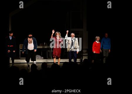 Dieter Hallervorden, Mario Ramos, Georgios Tsivanoglou, Christiane Zander, Dagmar Biener und das Ensemble bei der Premiere des Theatestücks 'Biederman Stockfoto