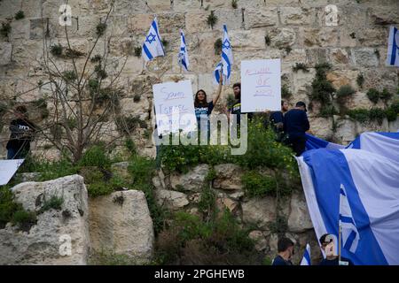 Jerusalem, Israel. 23. März 2023. Demonstranten in der Altstadt Jerusalems schwenkten mit Flaggen und hängten Kopien der israelischen Unabhängigkeitserklärung an die Mauern, was gegen die von der nationalistischen Koalitionsregierung des israelischen Ministerpräsidenten Benjamin Netanjahu vorgeschlagene gerichtliche Neuordnung gerichtet war. Kredit: SOPA Images Limited/Alamy Live News Stockfoto