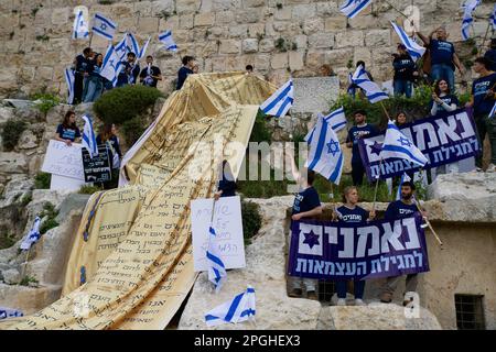 Jerusalem, Israel. 23. März 2023. Eine Gruppe von Demonstranten in der Altstadt Jerusalems drapierte die nationale Flagge Israels und Kopien der israelischen Unabhängigkeitserklärung an die Mauern als Protest gegen die umstrittene gerichtliche Überarbeitung, die von der nationalistischen Koalitionsregierung unter der Führung von Premierminister Benjamin Netanjahu durchgeführt wird. Kredit: SOPA Images Limited/Alamy Live News Stockfoto