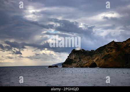 Capo Miseno und sein Leuchtturm, der die nordwestliche Grenze des Golfs von Neapel, Italien, markiert Stockfoto