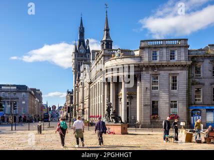 13. September 2022: Aberdeen, Schottland, Großbritannien - Blick vom Marktplatz in Richtung Gordon Highlanders Memorial, Archibald Simpson Public House und t Stockfoto