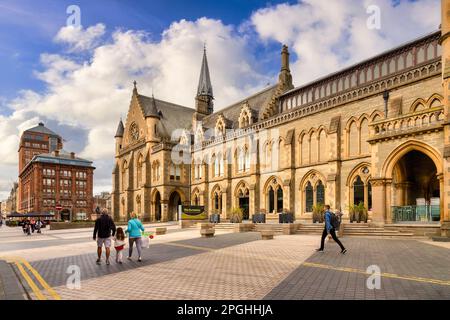 17. September 2022: Dundee, Schottland - The McManus, Dundee's Art Gallery and Museum, Familie geht Hand in Hand vorbei. Stockfoto