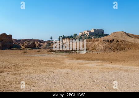 Babylon, Irak - 11. Februar 2023: Übergroße Landschaft des Präsidentenpalastes von Saddam Hussein mit Blick auf die historischen Babylon-Ruinen, Turne Stockfoto