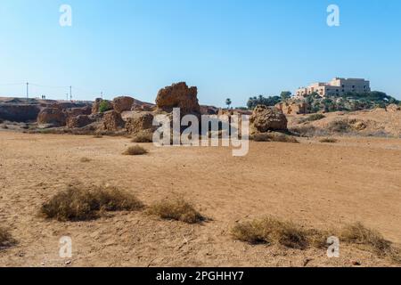 Babylon, Irak - 11. Februar 2023: Landschaftsbreite des Präsidentenpalastes von Saddam Hussein mit Blick auf die historischen Babylon-Ruinen, die in verwandelt sind Stockfoto