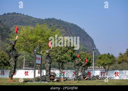 HECHI, CHINA - 22. MÄRZ 2023 - bewaffnete Polizeibeamte führen ein Schießtraining in der Stadt Hechi, Südchina Autonome Region Guangxi Zhuang, am 2. März durch Stockfoto