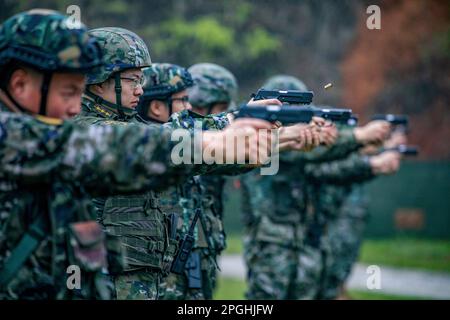 HECHI, CHINA - 22. MÄRZ 2023 - bewaffnete Polizeibeamte führen ein Schießtraining in der Stadt Hechi, Südchina Autonome Region Guangxi Zhuang, am 2. März durch Stockfoto