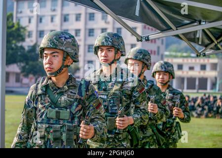 HECHI, CHINA - 22. MÄRZ 2023 - bewaffnete Polizeibeamte warten auf Anweisungen im Schussbereich in der Stadt Hechi, Südchina Autonomer Guangxi Zhuang Stockfoto