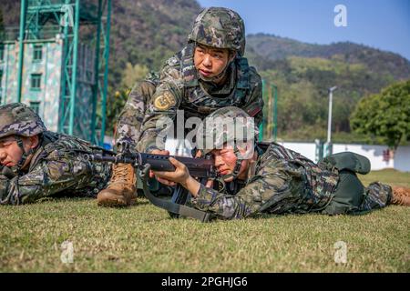 HECHI, CHINA - 22. MÄRZ 2023 - bewaffnete Polizeibeamte führen ein Schießtraining in der Stadt Hechi, Südchina Autonome Region Guangxi Zhuang, am 2. März durch Stockfoto