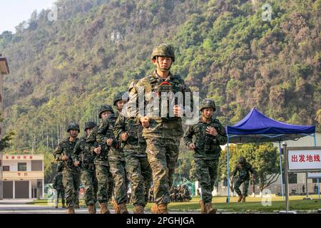 HECHI, CHINA - 22. MÄRZ 2023 - Sicherheitspersonal macht sich auf den Weg zu einem Zielgraben in der Stadt Hechi, Provinz Guangxi, China, 22. März 2023. Stockfoto