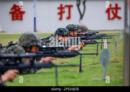 HECHI, CHINA - 22. MÄRZ 2023 - bewaffnete Polizeibeamte führen ein Schießtraining in der Stadt Hechi, Südchina Autonome Region Guangxi Zhuang, am 2. März durch Stockfoto