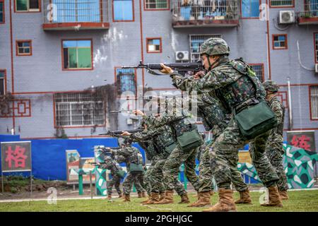 HECHI, CHINA - 22. MÄRZ 2023 - bewaffnete Polizeibeamte führen ein Schießtraining in der Stadt Hechi, Südchina Autonome Region Guangxi Zhuang, am 2. März durch Stockfoto