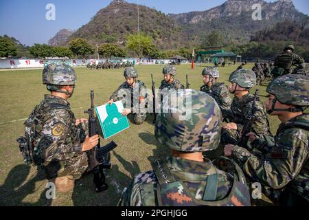 HECHI, CHINA - 22. MÄRZ 2023 - bewaffnete Polizeibeamte führen ein Schießtraining in der Stadt Hechi, Südchina Autonome Region Guangxi Zhuang, am 2. März durch Stockfoto