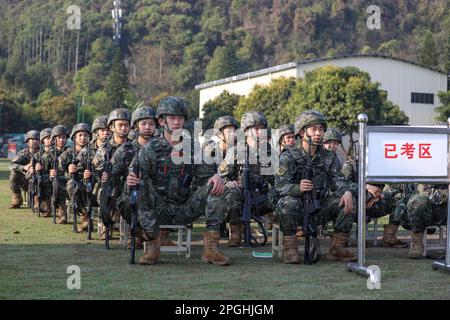 HECHI, CHINA - 22. MÄRZ 2023 - Offiziere und Soldaten ruhen sich im Bereich eines Schießversuchs in der Stadt Hechi, Südchina Autonomen Regiur Guangxi Zhuang Stockfoto