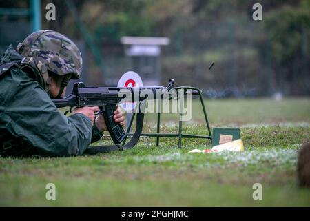 HECHI, CHINA - 22. MÄRZ 2023 - bewaffnete Polizeibeamte führen ein Schießtraining in der Stadt Hechi, Südchina Autonome Region Guangxi Zhuang, am 2. März durch Stockfoto