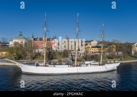 AF Chapman und Admiralty House. Ein voll ausgerüstetes Stahlschiff, das an der Westküste der Islet Skeppsholmen im Zentrum Stockholms, Schweden, festgemacht ist und jetzt dient Stockfoto