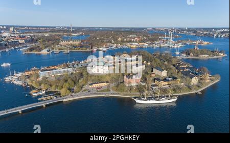 Stockholm Island und AF Chapman und Admiralty House. Ein voll ausgerüstetes Stahlschiff, das an der Westküste der Insel Skeppsholmen im Zentrum Stockholms festsaß Stockfoto