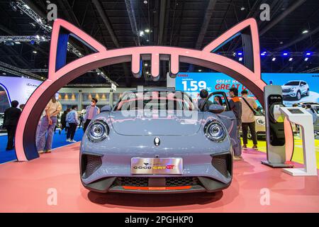 Bangkok, Thailand. 22. März 2023. Besucher sehen einen ORA Good Cat GT während der Bangkok International Motor Show 44. in Bangkok, Thailand, 22. März 2023. Die Bangkok International Motor Show 44. begann hier am Mittwoch und dauert bis zum 2. April. Kredit: Wang Teng/Xinhua/Alamy Live News Stockfoto