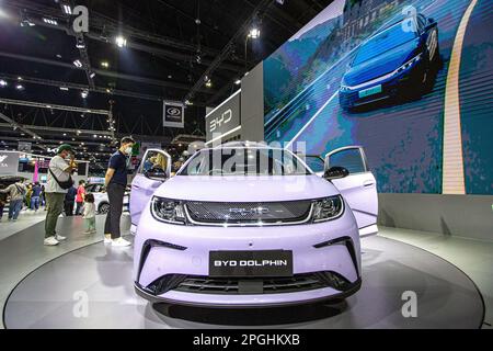 Bangkok, Thailand. 22. März 2023. Besucher sehen einen BYD-Delfin während der Bangkok International Motor Show 44. in Bangkok, Thailand, 22. März 2023. Die Bangkok International Motor Show 44. begann hier am Mittwoch und dauert bis zum 2. April. Kredit: Wang Teng/Xinhua/Alamy Live News Stockfoto