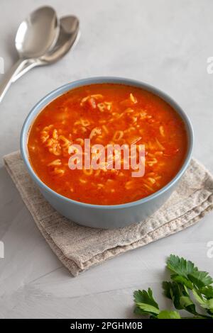 Hausgemachte Alphabet-Suppe in Tomatensauce in einer Schüssel, Seitenansicht. Stockfoto