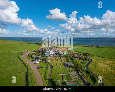 Luftblick mit Blick auf die Weiler südlich des Kanals, Insel Marken, Nordholland, Niederlande, Europa Stockfoto