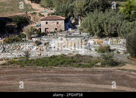 Saturnia, Italien - 13. September 2022: Die Menschen baden in den heißen Quellen der Saturnia Therme, Saturnia, Toskana, Italien Stockfoto