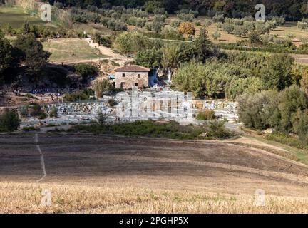 Saturnia, Italien - 13. September 2022: Die Menschen baden in den heißen Quellen der Saturnia Therme, Saturnia, Toskana, Italien Stockfoto